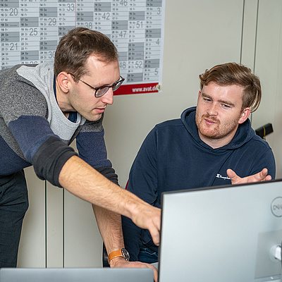 AVAT Karriere - Arbeiten bei AVAT - Bastian sieht sich als Dolmetscher zwischen Code und Produkt.